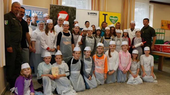 Im Fliegerhorst Zeltweg zauberten Kinder und Soldaten Weihnachtskekse, die zugunsten der Aktion "Licht ins Dunkel" verkauft werden