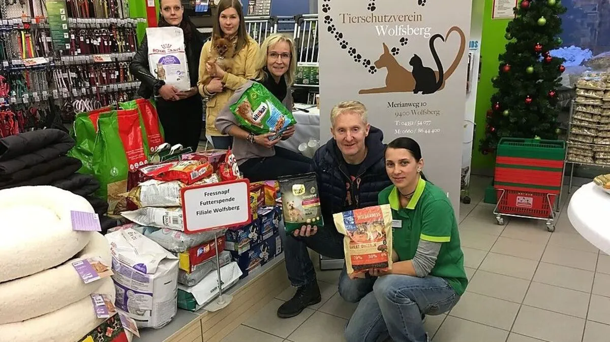 Von links: Anja Wirnsberger (Mitarbeiterin im Tierheim), eine Kundin, Inga Prieler (Schriftführer-Stellvertreterin), Roland Bachmann (Obmann-Stellvertreter) und Anna Rudolf (Fressnapf-Filialleiterin)