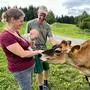 Anita Frischmann, Harald Pojer, der gemeinsame Sohn Sebastian und eine Jersey-Kuh