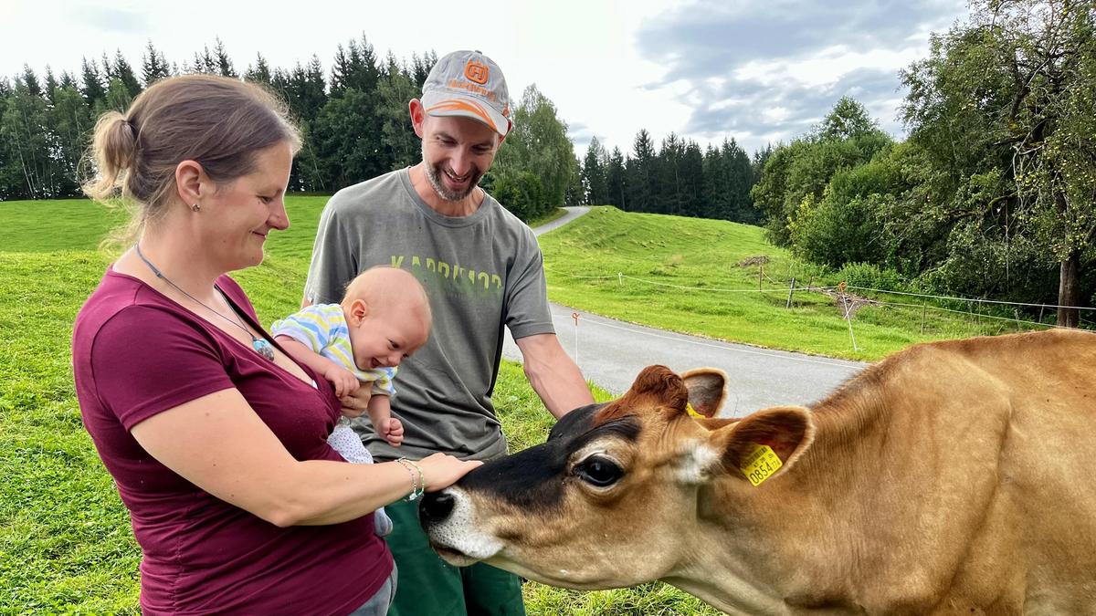 Anita Frischmann, Harald Pojer, der gemeinsame Sohn Sebastian und eine Jersey-Kuh