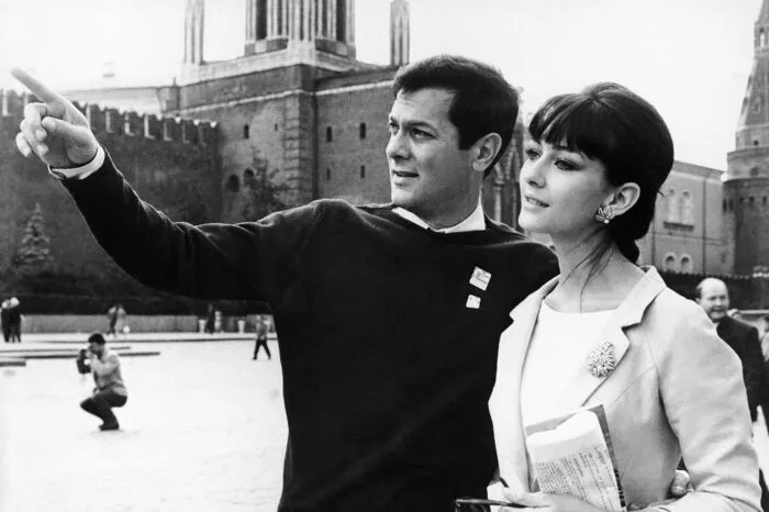 Mit ihrem Ehemann Tony Curtis. Das Bild entstand im Jahr 1963 in Moskau während der dortigen Filmtage.