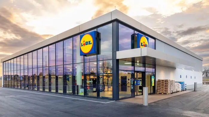 Eine Lidl-Filiale mit großer Glasfront | Lidl legt in Österreich zu