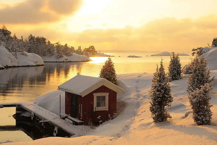 Inselhopping. Nicht nur in der Mittsommersonne ist das Inselhüpfen durchs 30.000-Insel-Reich des Stockholmer Schärengartens Pflicht – eine Bootstour durch die näheren schneebedeckten Eilande mit den roten Holzhäuschen ist auch im Winter magisch. Wer Glück hat, erlebt an Bord, wie das Boot das Eis bricht. Der Anbieter Stromma schippert bis Fjäderholmarna. Auf der Insel Värmdö kann man auf Loipen durch den Schnee gleiten.