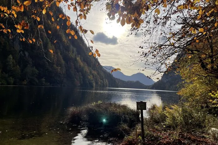 Anlegestelle am Ostufer des Toplitzsees. Von hier führen ein kurzer Wanderweg und der Weg durch die künstliche Triftkanalschlucht zum Kammersee.