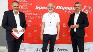 Landeshauptmann Hans Peter Doskozil mit Sportlandesrat Heinrich Dorner (rechts) und Special Olympics-Präsident Peter Ritter (Mitte)
