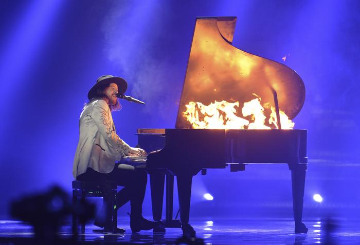 So wurde Makemakes-Sänger Dodo europaweit bekannt: am brennenden Klavier auf der ESC-Bühne in Wien