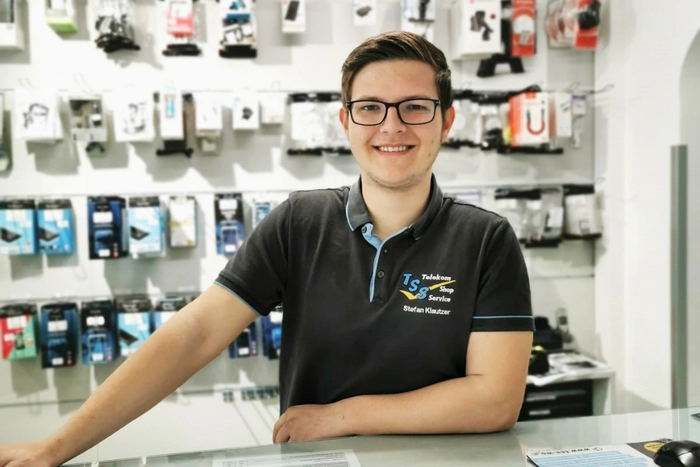 Im Telekom Shop in Wolfsberg steht der St. Pauler Einzelhandelskaufmann Stefan Klautzer (20) täglich im Geschäft. „Aufgrund der Vorschriften aber mit stark geänderten Öffnungszeiten“, sagt Klautzer. „Im Vordergrund steht aber stets, dass wir aufeinander aufpassen“, so Klautzer, der sich bei der Feuerwehr sowie der Landjugend mit Lebensmittellieferungen engagiert.