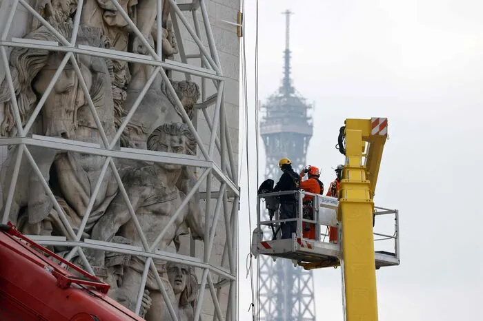 Durch ein riesiges Metallgerüst soll auch der über 29 Meter hohe Gewölbebogen geschützt werden. Denn beim Arc de Triomphe handelt es sich um eines der geschichtsträchtigsten Bauwerke der Stadt. Das Denkmal, das zwischen 1806 und 1836 mitten auf dem zentralen Pariser Place Charles-de-Gaulles errichtet wurde - bis 1970 offiziell Place de l"Etoile genannt -, wurde von Kaiser Napoleon I. nach der Schlacht von Austerlitz im Jahr 1805 zur Verherrlichung seiner Siege in Auftrag gegeben.