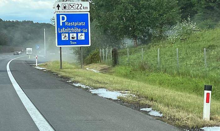Die Autobahn zwischen Graz und Lassnitzhöhe dürfte der Hagel für kurze Zeit komplett weiß eingefärbt haben