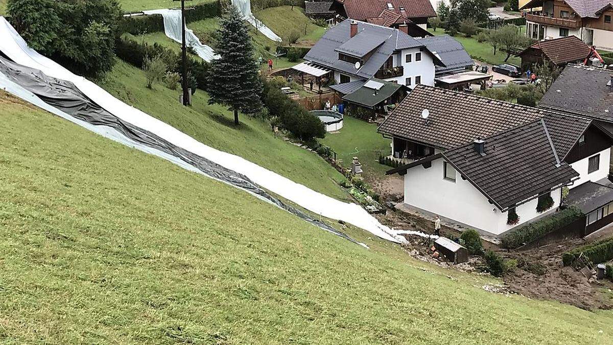 In Landl mussten Hänge nach Erdrutschen abgedeckt werden