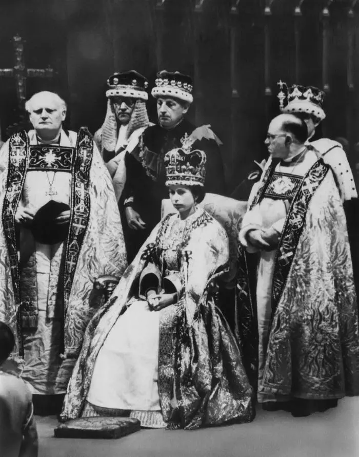  British Royalty. Front row, from left: Bishop of Durham Arthur Michael Ramsey, Queen Elizabeth II of England, Bishop of Bath and Wells Harold William Bradfield, during the Queen s coronation, Westminster Abbey, London, England, June 2, 1953. Courtesy Everett Collection PUBLICATIONxINxGERxSUIxAUTxONLY Copyright: xCourtesyxEverettxCollectionx PBDQUEL EC052