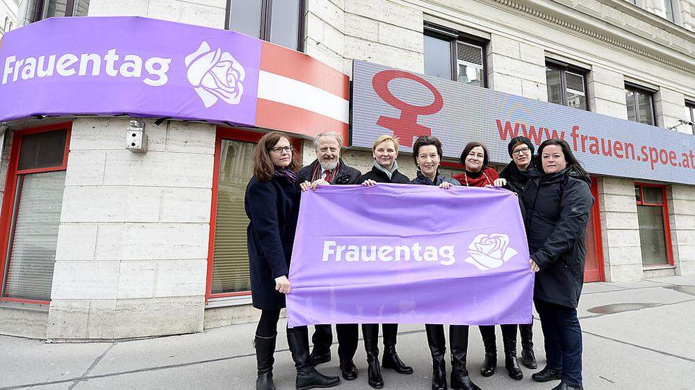 Die Frauentagsfahne wurde an der Fassade der SPÖ-Zentrale in Wien gehisst