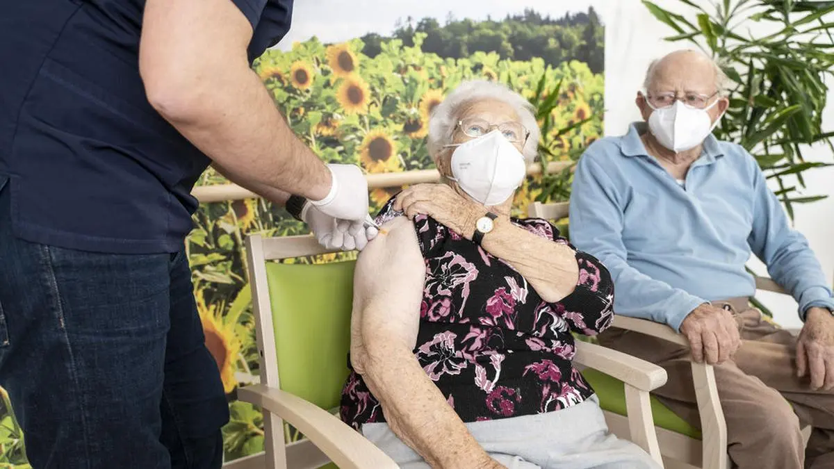 Josefa und Ernst Gauper ließen sich in St. Margarethen vom Arzt Thomas Grassmugg impfen