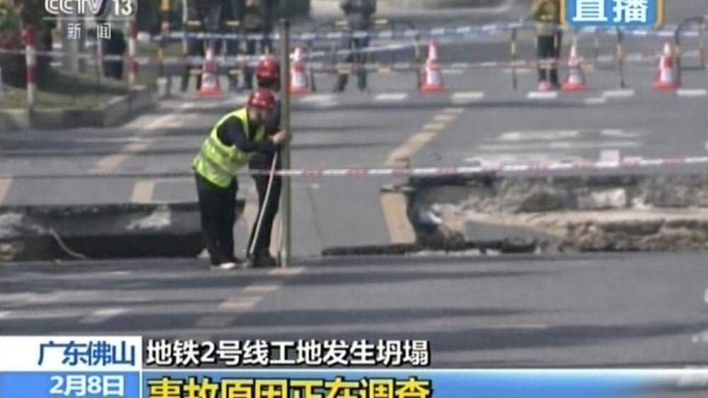 Die achtspurige Straße in der Stadt Foshan (Provinz Guangdong) brach auf einer Fläche so groß wie zwei Basketballfelder zusammen