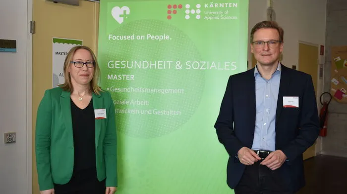 Studiengangsleiterin der sozialen Arbeit Waltraud Grillitsch mit Gesundheit und Soziales Studienbereichsleiter Holger Penz.