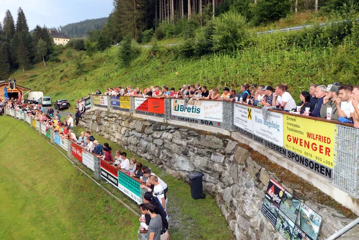 Fast 500 Fußballfans kamen "HINTI" schaun!