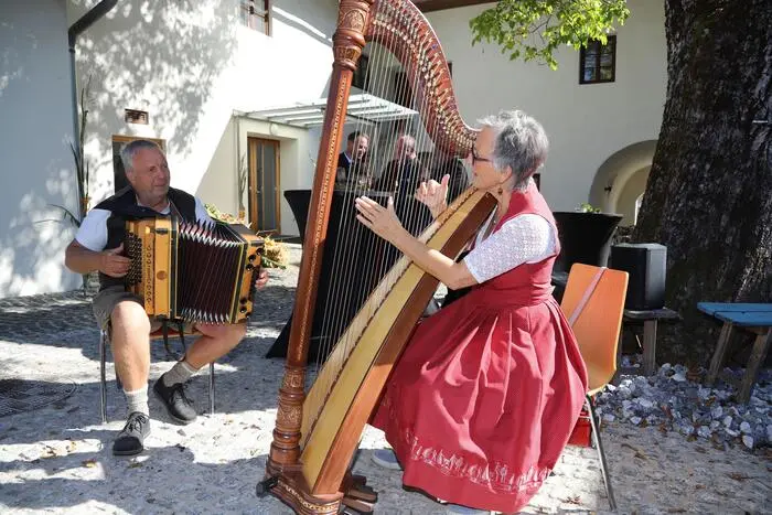 Michael Wedenig an der Steirischen Harmonika und Anni Wedenig waren an der Harfe zu hören. 