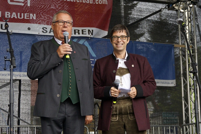 ein buntes Musikprogramm wie Frühschoppen mit ORF-Moderator Werner Ranacher...