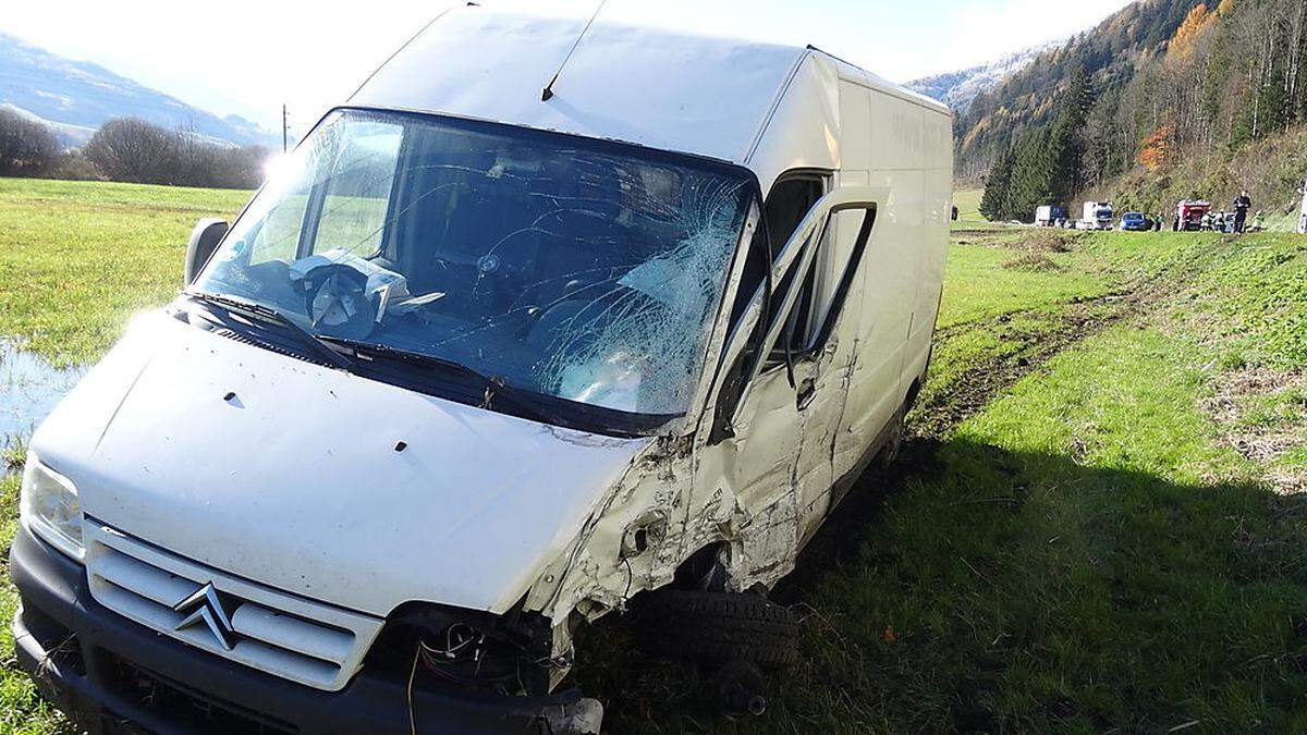 Bei Trautenfels kollidierten zwei Kleinbusse