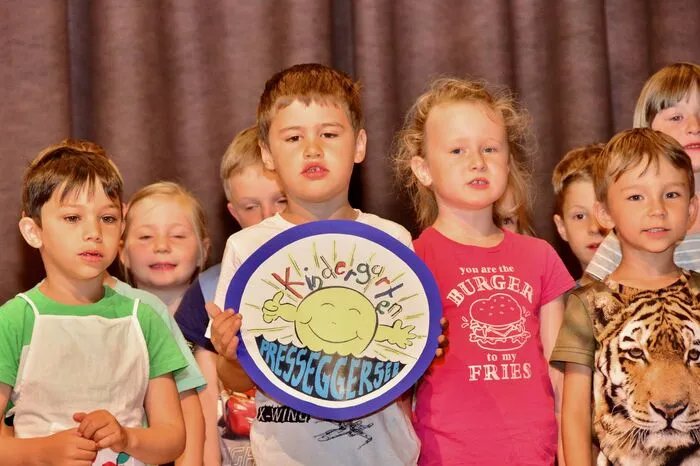 Ob im Schulchor, als Solisten oder instrumental: selbstsicher und mit beachtenswerter Musikalität überraschten die jungen Sängerinnen und Sänger mit ihren originellen Liedern das Publikum und ernteten dafür tosenden Applaus. Verantwortlich dafür sind Pädagogen und Pädagoginnen, die trotz Stundenkürzungen im Kreativbereich unbeirrt das Singen fördern und so in der nächsten Generation die Freude für Lied und Gesang wecken.