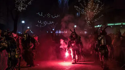 Absperrungen wie hier beim Krampuslauf in Klagenfurt schützen nicht nur die Zuschauer, sondern immer häufiger die Maskierten