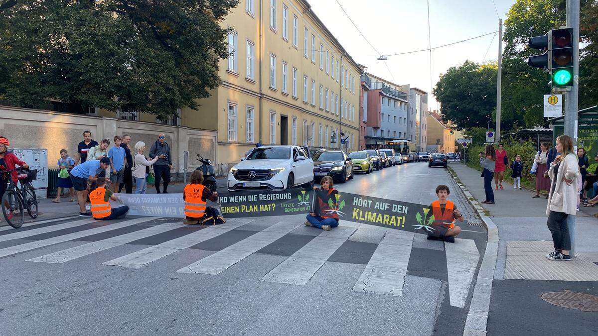 Klimakleber blockierten Petersgasse in Graz