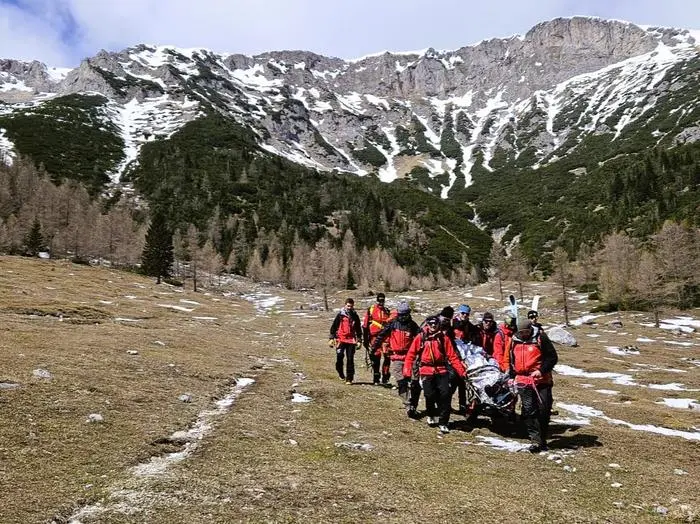 Nachdem die Bergung mittels Tau nicht durchgeführt werden konnte, kamen die Bergretter mit der Trage