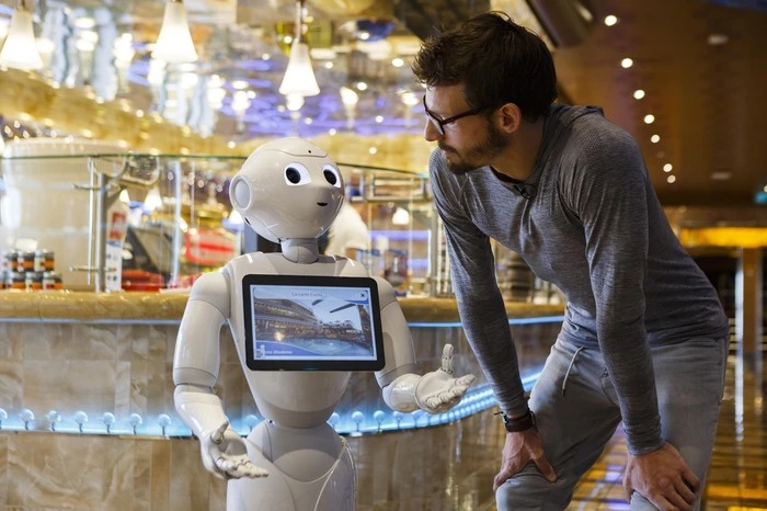 An Bord von z.B. AIDAperla erfahren die Gäste Unterstützung vom Roboter “Pepper”. Pepper ist 1,20 Meter groß und dank seiner 17 Gelenke und drei Laufräder völlig mobil. Der Androide mit freundlichem und einladendem Gesichtsausdruck hält ein Tablett in der Hand, das ihn bei der Interaktion mit seinem menschlichen Gegenüber unterstützen soll. Pepper hilft bei der Orientierung an Bord und gibt darüber hinaus gerneRestaurantempfehlungen, Veranstaltungs- und Ausflugstipps auf drei Sprachen (Deutsch, Englisch und Italienisch), je nach Reederei. Auch auf der Costa Diadema von Costa Kreuzfahrten ist Pepper Teil des Teams.Hier spricht Pepper fließend Englisch, Französisch und Italienisch.