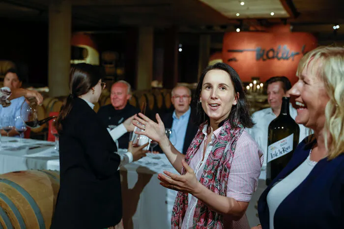 Katharina Thaller führte durch die Auswahl des Nightrace-Weines 2023, der von einer sechsköpfigen Jury aus drei Rotweinen ausgewählt wurde. 