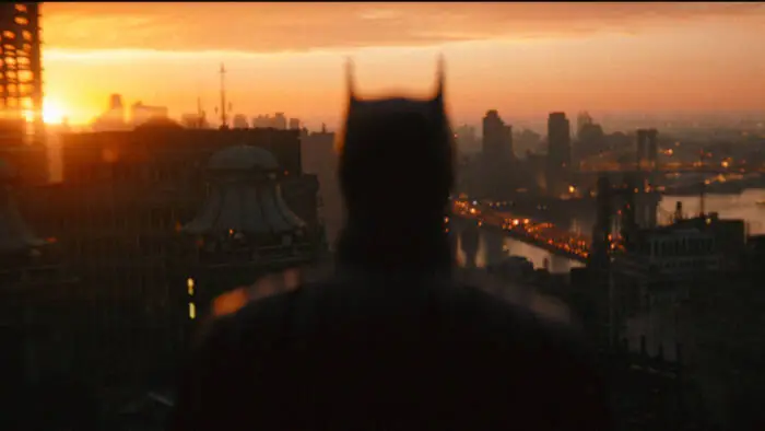 Robert Pattinson blickt in „The Batman“ auf sein Gotham City: Ungemach droht
