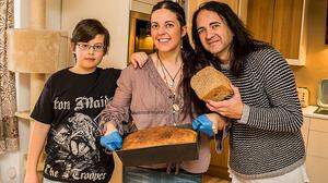Brotbacken wird zum Familienprojekt: Matthias, Mama Elke Galvin und Harald Skorianz (von links) helfen zusammen