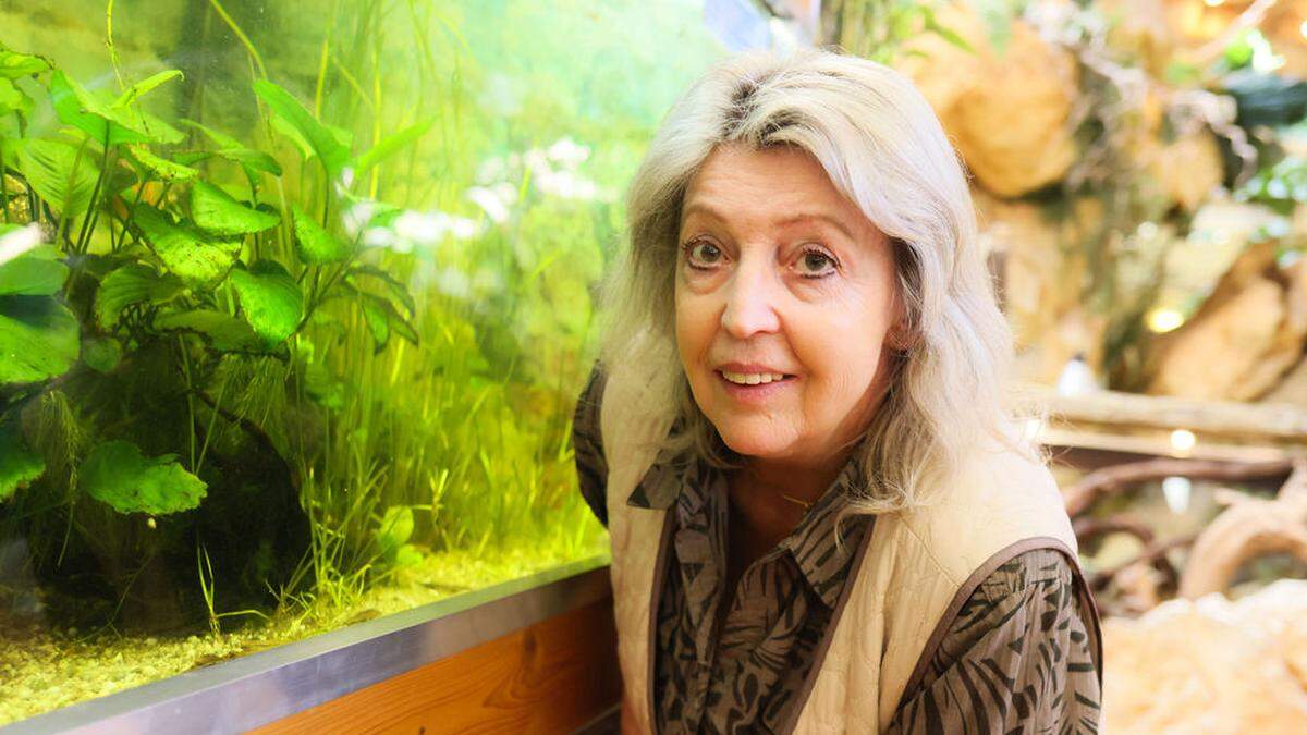 Helga Happ vor dem Aquarium mit den geretteten Piranhas 