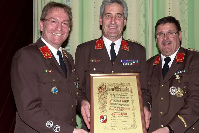 Bei der Versammlung wurden auch einige Kollegen geehrt, für 45 Jahre etwa Franz Draschl.