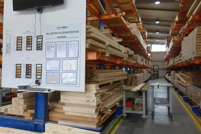 Im Lager finden sich alle Holzarten, die für die Fenster verwendet und von den Kunden gewünscht werden.