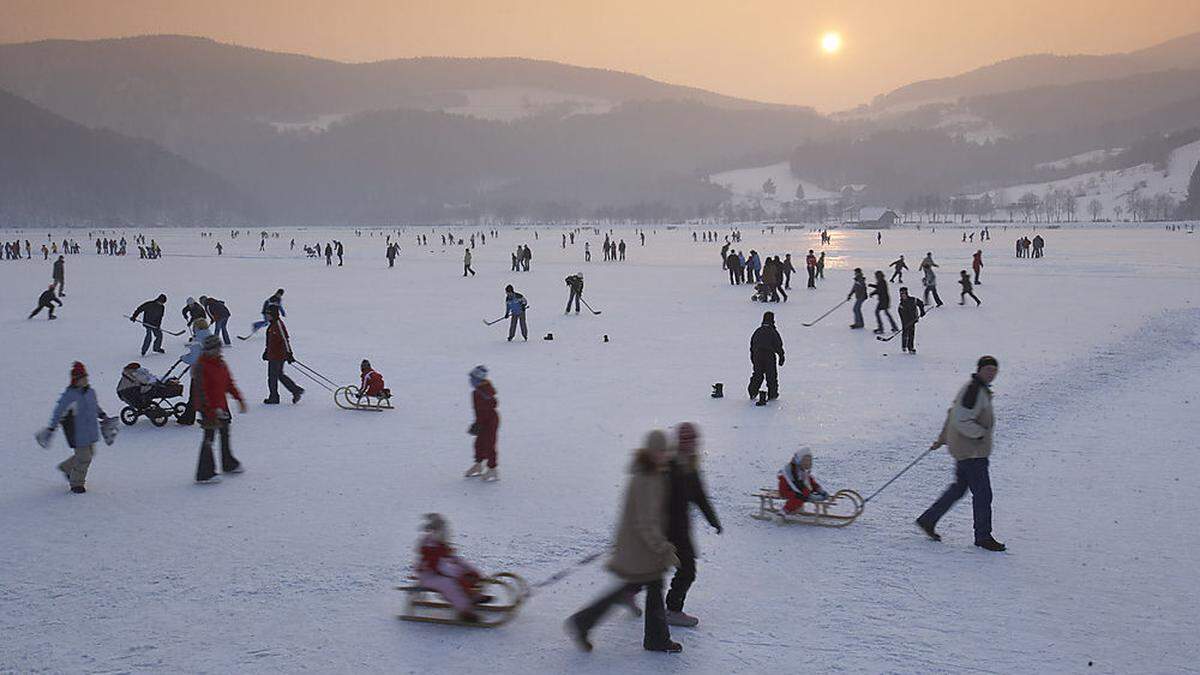 Ganz viel los ist derzeit auf dem zugefrorenen Stubenbergsee