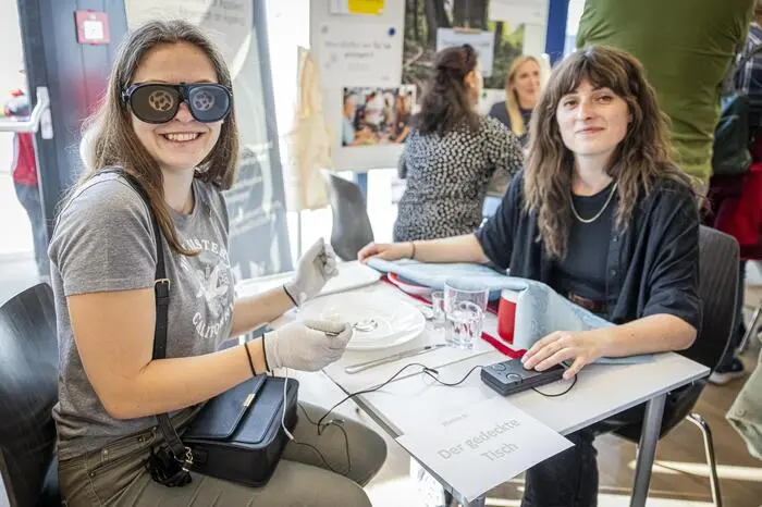 Was kann Sensorik? Wie wäre es, mit einer Drohne mitzufliegen und eine Schneevermessung zu machen? Was steckt hinter dem Nutri-Score? Wofür brauchen wir die 5. Mobilfunkgeneration? Wie mächtig und vielseitig ist Artificial Intelligence? Was lernen wir, wenn wir spielen? - Auf Fragen wie diese gab es wieder spannende Antworten.  