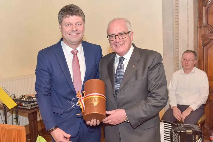 Pirih überreichte Thalhammer das Wappensiegel der Stadtgemeinde Spittal.