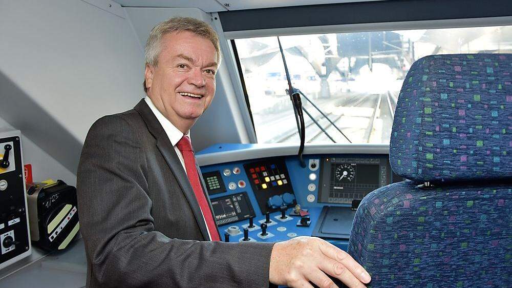 Verkehrslandesrat Anton Lang im Cockpit einer S-Bahn-Garnitur