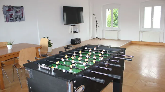 Im Jugendtreff "TimeOut" gibt es unter anderem einen großen Medien- und Kommunikationsraum mit Drehfußballtisch,...