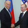 Archivbild, März 2011: Der damalige Vize-Präsident Joe Biden mit Premierminister Wladimir Putin in Moskau