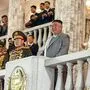 Kim war von ordengeschmückten Generälen umgeben - als die Raketen vorbeirollten, lächelte und lachte er