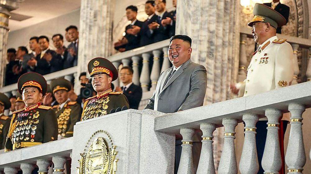 Kim war von ordengeschmückten Generälen umgeben - als die Raketen vorbeirollten, lächelte und lachte er