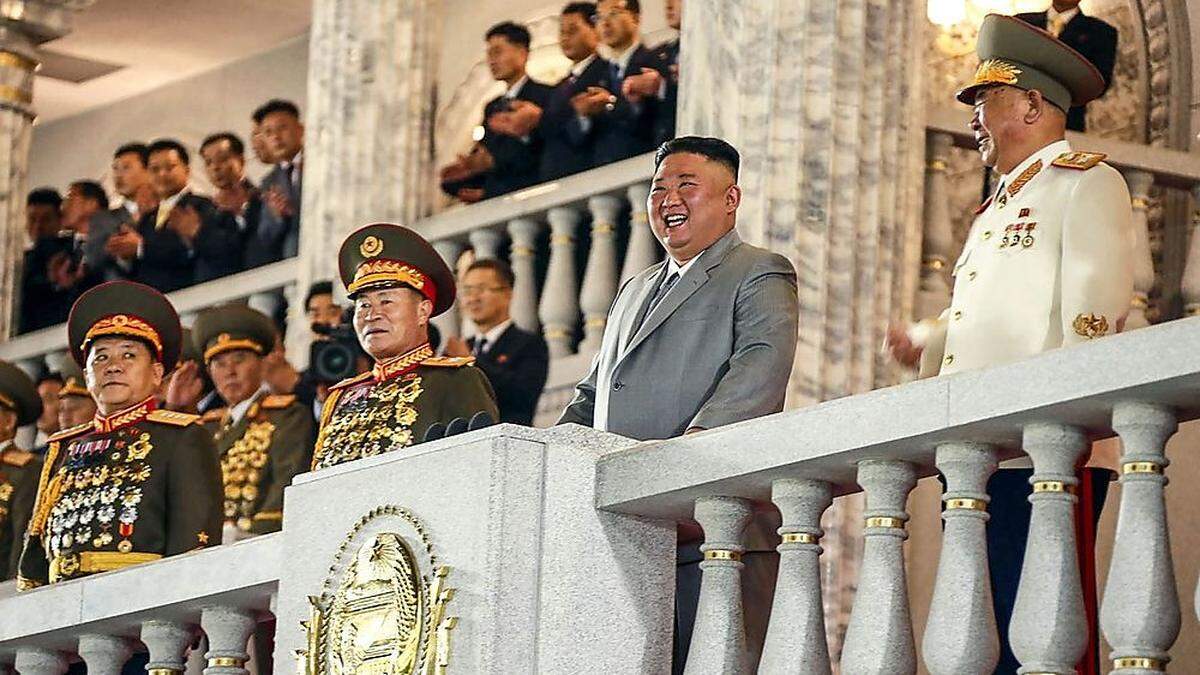 Kim war von ordengeschmückten Generälen umgeben - als die Raketen vorbeirollten, lächelte und lachte er