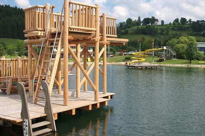 Eine Abenteuerbucht mit Kinderflößen zum Hin- und Herziehen, einen Wasserspielplatz, einen Sprungturm, eine Whirlwanne aus Almholz und natürlich eine Rutsche – all das bietet der Freizeitsee Passail mit Trinkwasserqualität, der noch dazu mit dem wunderschönen Panorama des Almenlandes aufwarten kann.
