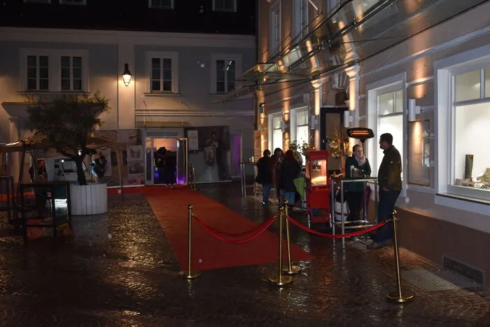 Der strömende Regen konnte die Besucher nicht abhalten, von Station zu Station zu gehen, und sich von den tollen Hochzeitsideen inspirieren zu lassen.