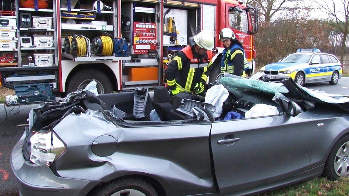 Baum stürzt auf Auto - Fahrer tot