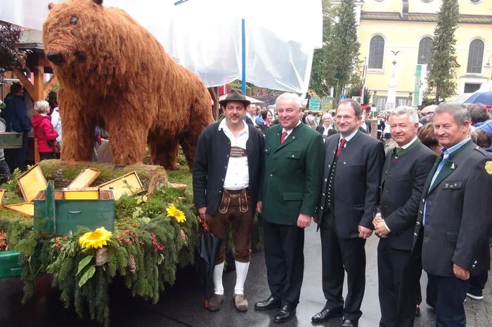 Obmann Manfred Pappel, LH Hermann Schützenhöfer, Bgm. Erich Plasch, LAbg. Peter Tschernko und Karl Körbler bestaunen den bärigen Beitrag des Brauchtumserhaltungsvereins Maltschach
