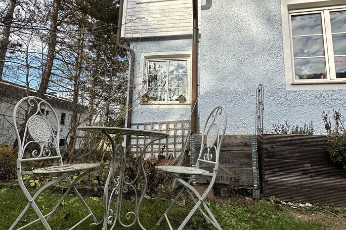 Hier zu sehen: Livanios altes Arbeitszimmer über dem Erker. Hier wurde ein Balkon mit Holzlatten verbaut.
