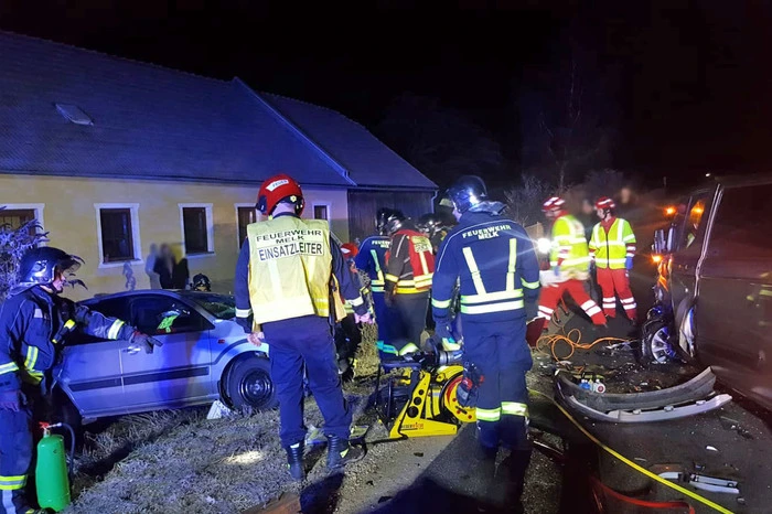 Sie musste von den Einsatzkräften aus dem Fahrzeug geborgen werden.