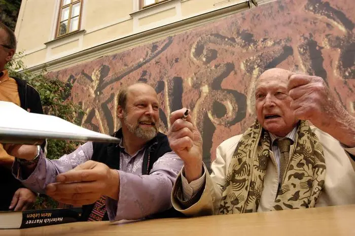 Heinrich Harrer signiert ein BUch beim Fest der Kulturen in Hüttenberg JUli 2005, lnks Bgm Rudolf Schratter
